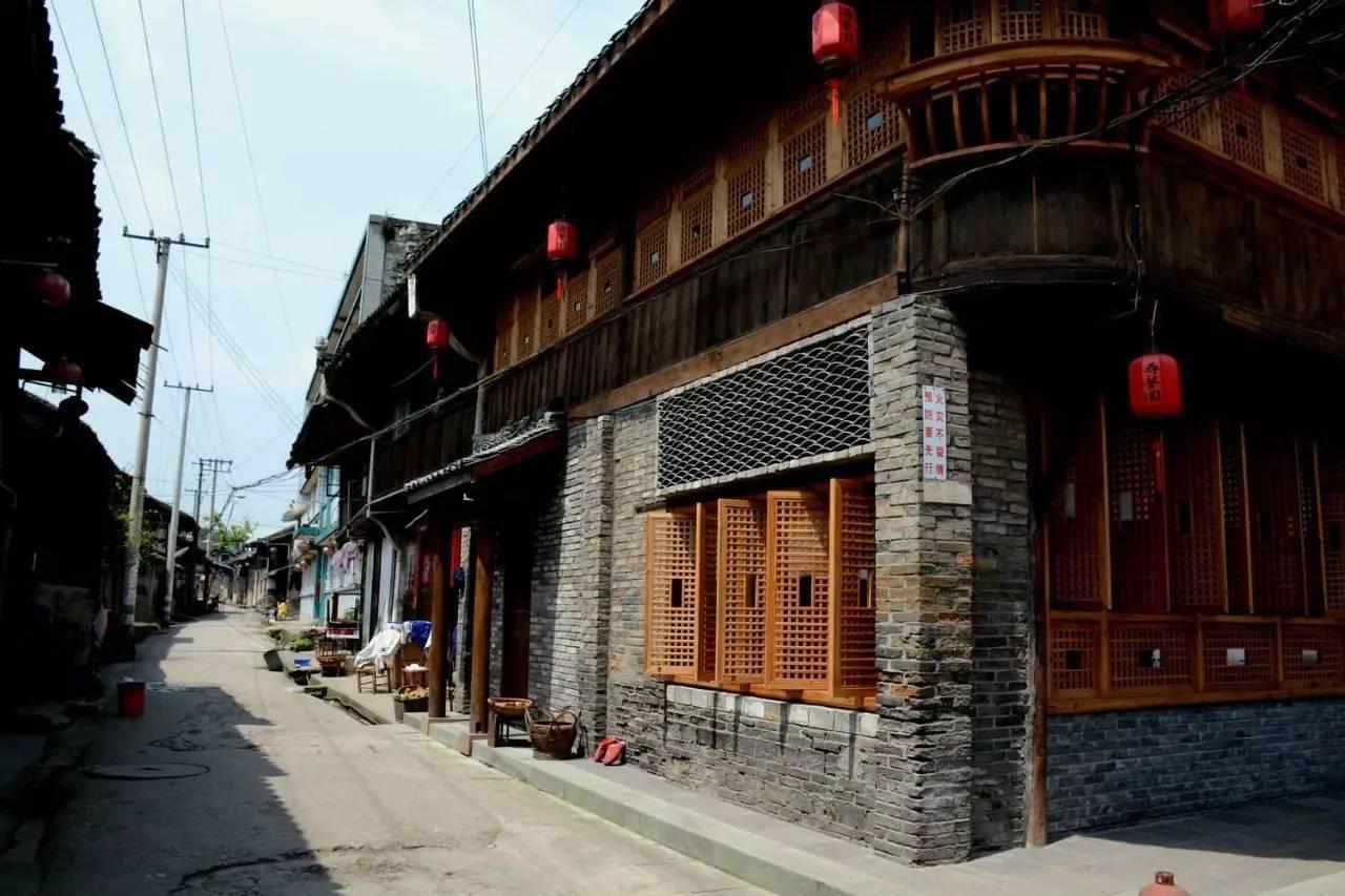 郭晶晶42岁素颜亮相渣打马拉松，与丈夫手牵手展现恩爱